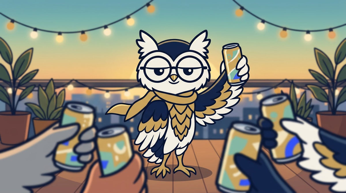 Fily el búho brindando con una lata en una terraza al atardecer, para ilustrar las bebidas con THC en México
